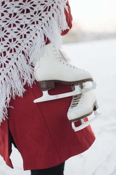 Young woman ice skating outdoors on a pond on a freezing winter day — Stock Photo, Image