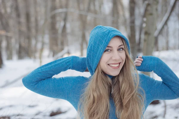 Junge Frau dehnt sich vor ihrem Lauf im Freien an einem kalten Wintertag — Stockfoto