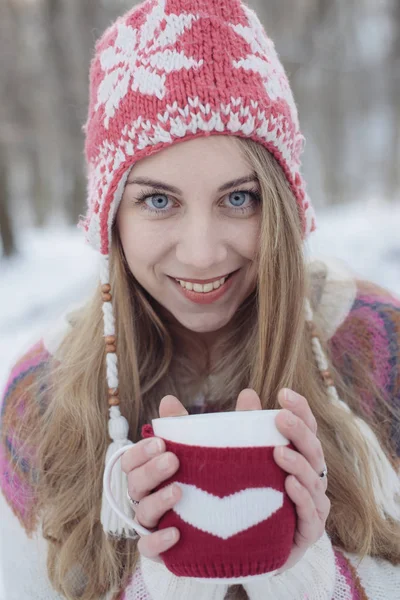 Mooi meisje drinken thee of koffie buiten. Vrouw met een kopje warme drank. — Stockfoto