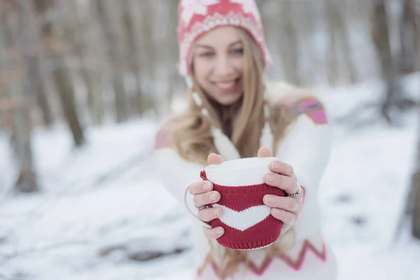 Krásná dívka pít čaj nebo kávu venkovní. Žena s šálkem horké nápoje. — Stock fotografie