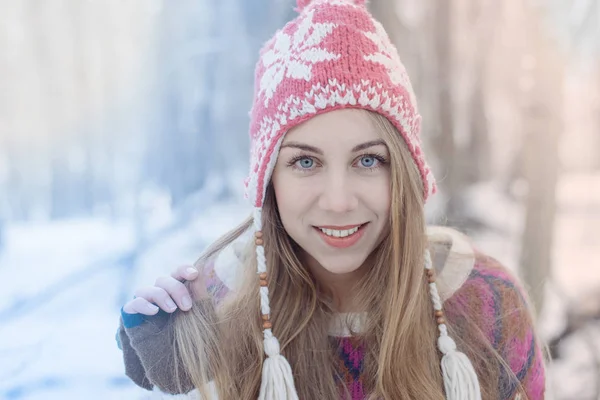 Renkli filtre uygulanan görüntü. Şapka giyen genç güzel sarışın kadın portresi kış ördü. Kış Güzellik moda kavramı kar yağıyor. Arka plan üzerinde karlı orman. — Stok fotoğraf