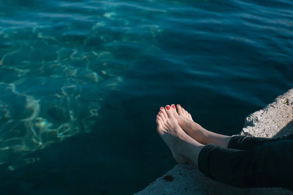 Női lábak strandon — Stock Fotó