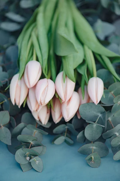 꽃 장식입니다. 유칼립투스 잎에 신선한 분홍색 튤립 꽃 꽃다발. — 스톡 사진