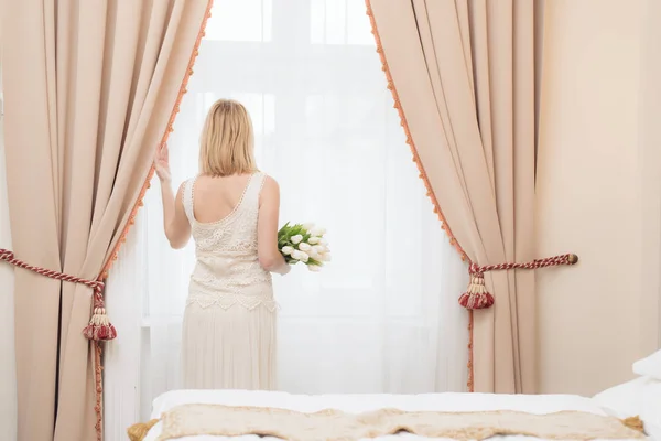 Portrait de la belle mariée contre une fenêtre intérieure — Photo