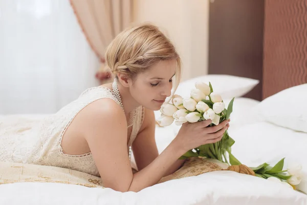 Prachtige bruid en bloem boeket in hotelkamer. Bruids concept. — Stockfoto
