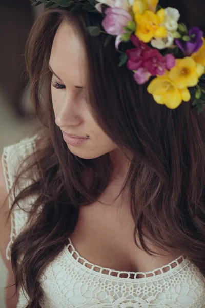 Retrato de noiva jovem com coroa de flores de primavera — Fotografia de Stock