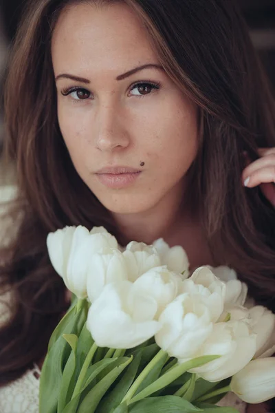 Retrato de noiva jovem com buquê de tulipa — Fotografia de Stock