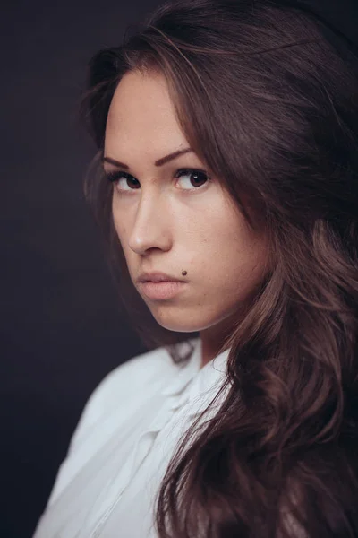 Retrato de uma bela mulher morena no fundo escuro — Fotografia de Stock