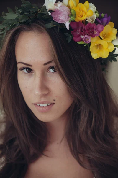 Retrato feminino jovem com coroa de flores de primavera, conceito de moda primavera — Fotografia de Stock