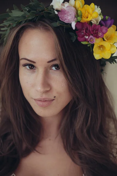 Retrato feminino jovem com coroa de flores de primavera, conceito de moda primavera — Fotografia de Stock