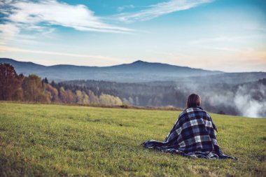 Oturma ve manzaraya bakarak kadın