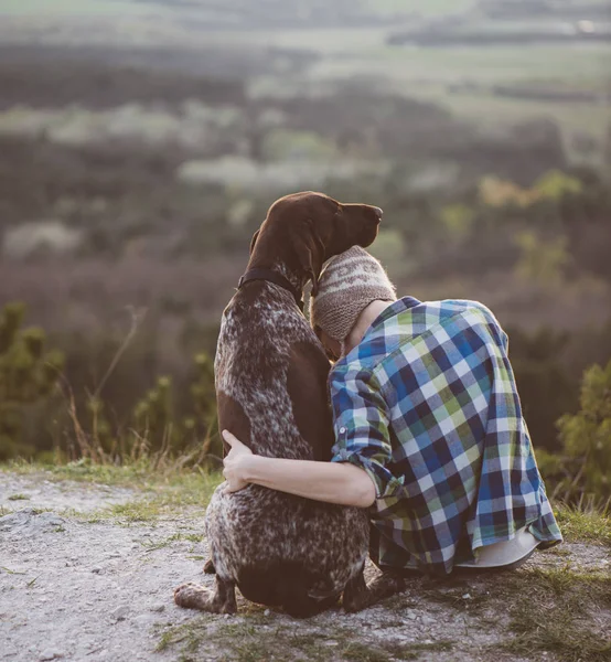 Vrouw en haar hond buiten. Beste vriend hond. Duitse pointer met de hondeigenaar van de. — Stockfoto