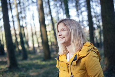 Kadın Gezgin büyük sırt çantası dağcılık seyahat yaşam konsepti ile. Orman aşırı tatiller açık