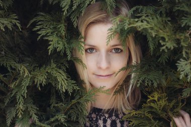 Çekici genç kadın portre. Portre yeşil yaprakları kapatın. Doğal güzellik genç yetişkin kadın.