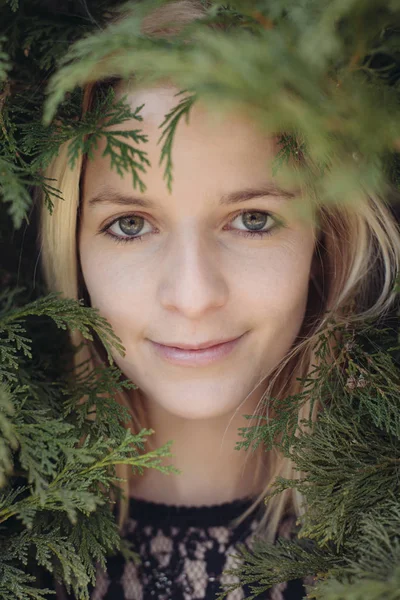 Atractivo retrato de mujer joven. Primer plano retrato en hojas verdes. Belleza natural joven mujer adulta . — Foto de Stock