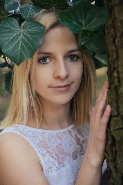 Bella donna bionda con corona di fiori in testa. Bellezza ragazza con acconciatura fiori. Ragazza in una foresta estiva. Foto di moda — Foto Stock