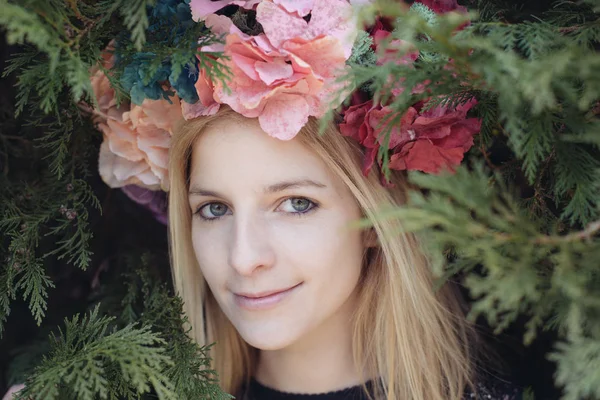 Junge erwachsene Frau trägt Blumenkranz. Frühlingsblumen auf schöne blonde Frau. — Stockfoto