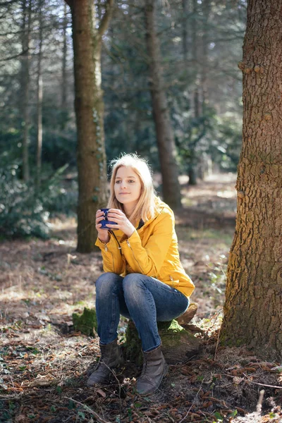 Fashionable backpacker woman resting outdoor in forest — Stock Photo, Image