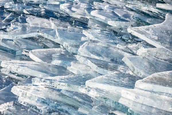 Ice. Broken lodu na powierzchni wody. Pejzaż zimowy. — Zdjęcie stockowe