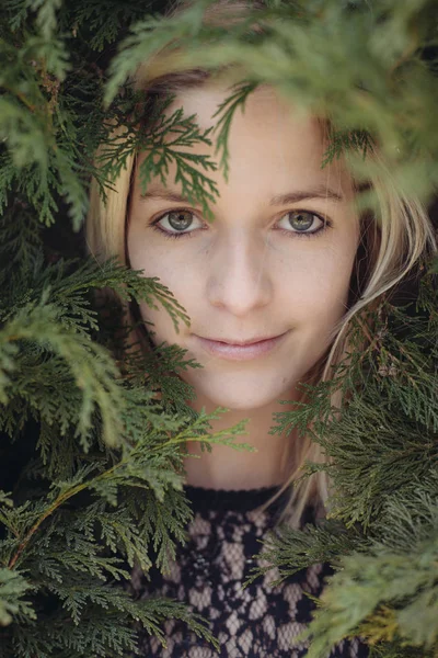 Jovem mulher adulta escondida atrás de vegetação, bela mulher na natureza . — Fotografia de Stock