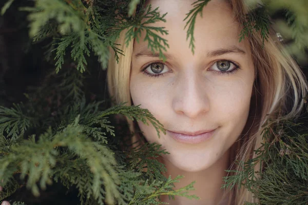 年轻的成年女性，躲在绿叶，后面自然美丽的女人. — 图库照片