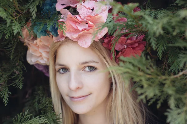 Jovem adulto feminino vestindo coroa de flores. Flores da primavera na bela mulher loira . — Fotografia de Stock