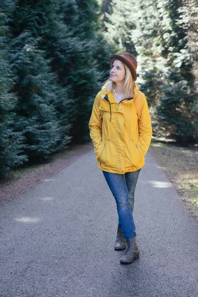 Giovane zaino in spalla donna in piedi all'aperto nella foresta . — Foto Stock