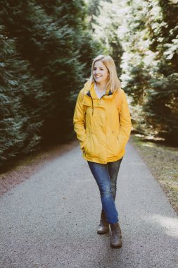 Yolu ormandaki duran uzun yürüyüşe çıkan kimse kadın