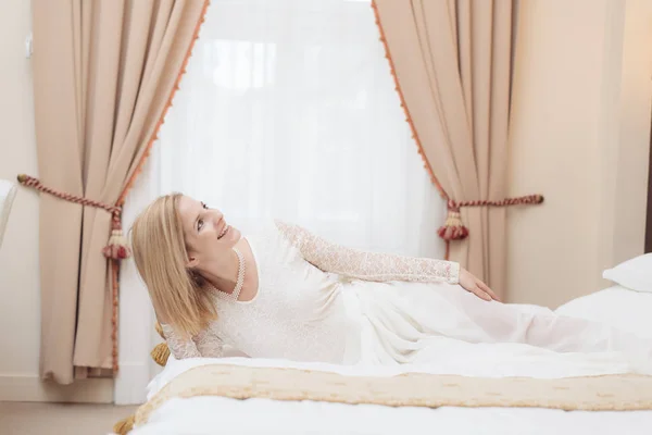 可爱的新娘躺在酒店的房间里 — 图库照片