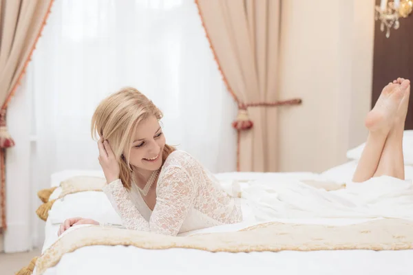 Roztomilý nevěsta ležící v hotelovém pokoji — Stock fotografie