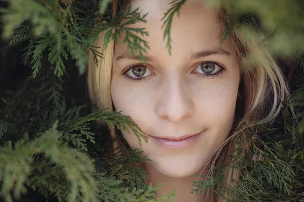 Bonito jovem adulto feminino escondido na floresta, close up retrato mulher — Fotografia de Stock