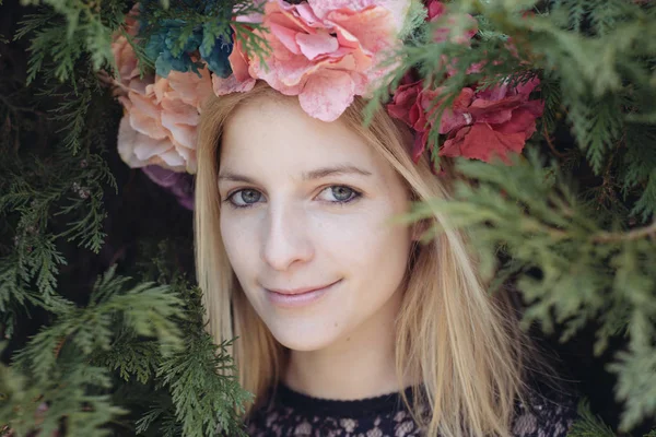 Retrato de mulher bonita com coroa de flores de primavera — Fotografia de Stock