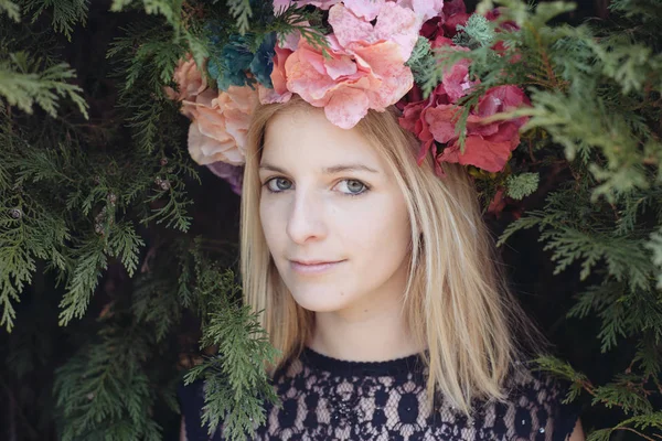 Magnifique portrait de femme avec couronne de fleurs de printemps — Photo