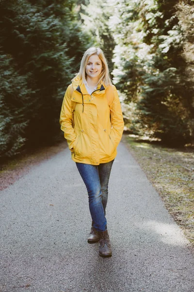 Hiker woman standing on pathway in forest — Stock Photo, Image