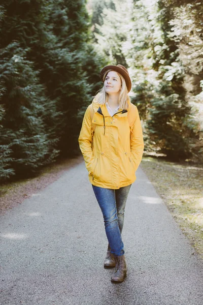 Hiker woman standing on pathway in forest — Stock Photo, Image