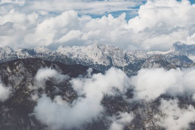Dağ bulutlar, Julian Alps, Slovenya ile kaplı