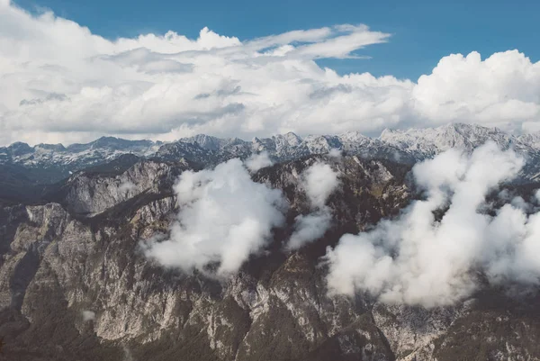 Cordilheira coberta de nuvens, Julian Alps, Eslovénia — Fotografia de Stock