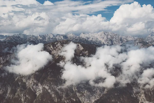 Cordilheira coberta de nuvens, Julian Alps, Eslovénia — Fotografia de Stock