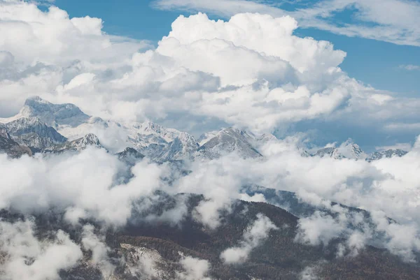 Cordilheira coberta de nuvens, Julian Alps, Eslovénia — Fotografia de Stock