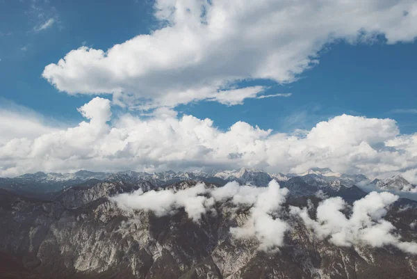 Cordilheira coberta de nuvens, Julian Alps, Eslovénia — Fotografia de Stock