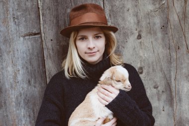 Şirin Bebek keçi genç yetişkin kadın elinde