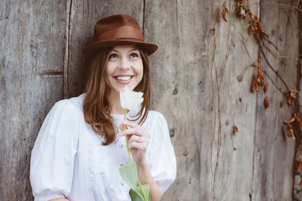 Felice donna sorridente con fiore — Foto Stock