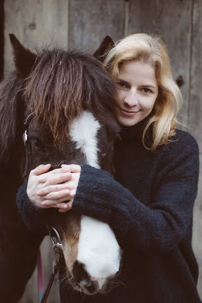 Πορτρέτο του ένα σκοτεινό άλογο και γυναίκα — Φωτογραφία Αρχείου