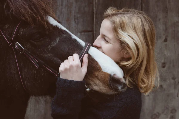 Portret van een donker paard en de vrouw — Stockfoto