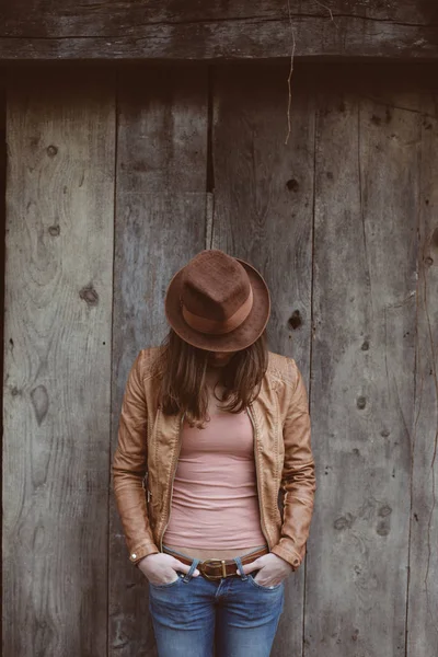 Mujer joven de moda posando al aire libre — Foto de Stock