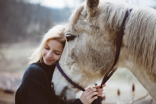 Belleza rubia con caballo. Mujer joven enamorada de su caballo . — Foto de Stock