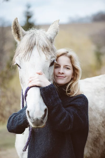Γυναίκα με ένα άσπρο άλογο — Φωτογραφία Αρχείου