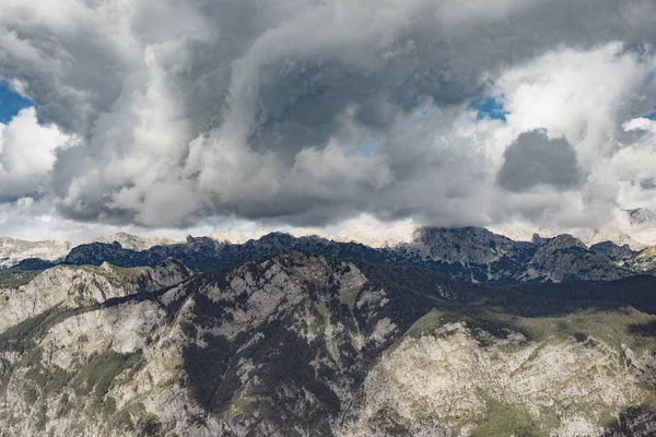 Conceito meteorológico. Nuvem tempestuosa sobre alta cordilheira. Julian Alps, Eslovénia . — Fotografia de Stock