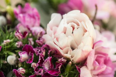 Çiçek dekorasyon kadar kapatın.