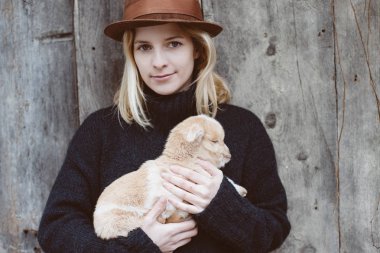 Şirin Bebek keçi genç yetişkin kadın elinde